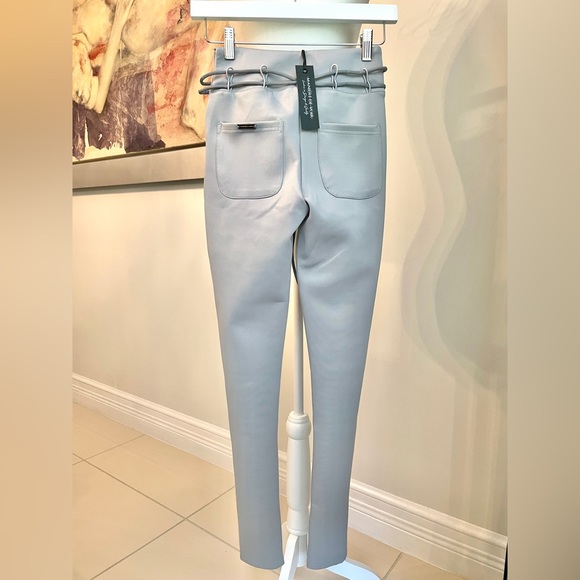 Mannequin size:
Bust : 32.5
Waist : 25.2
Hip : 34.5 - Picture 3 of 4